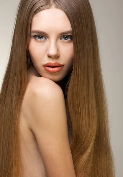 Flicka med långt blont hår — Stockfoto