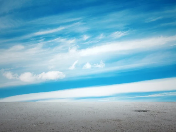 Cielo blu e floo grigio — Foto Stock