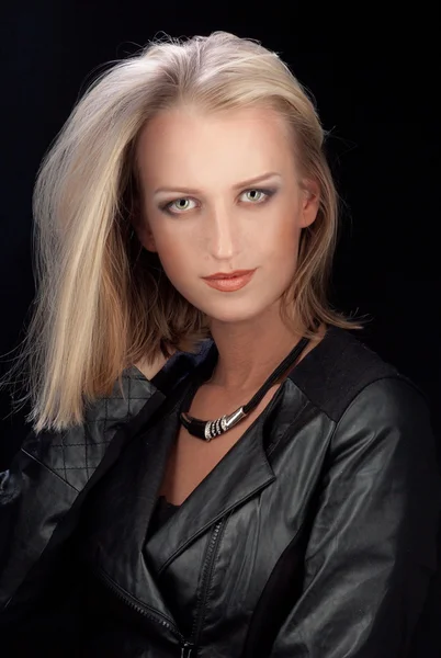 Blondine in Lederjacke — Stockfoto