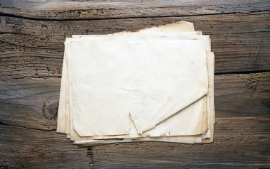 ahşap zemin üzerinde eski kağıtlar