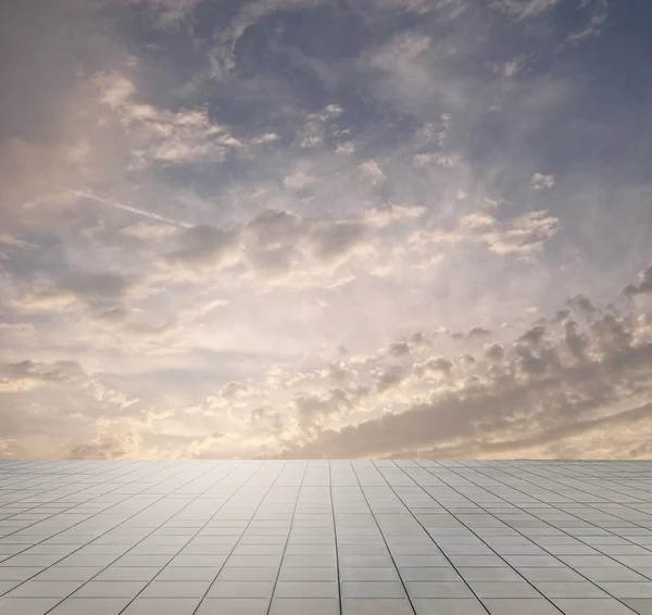 günbatımı gökyüzü ve gri zemin