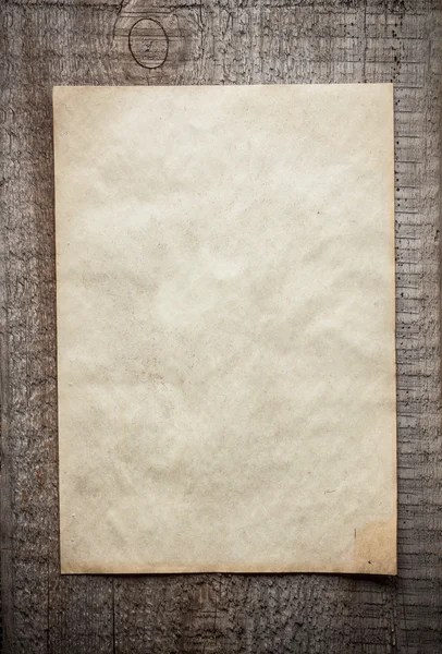 Винтажная бумага на старой текстуре дерева — стоковое фото
