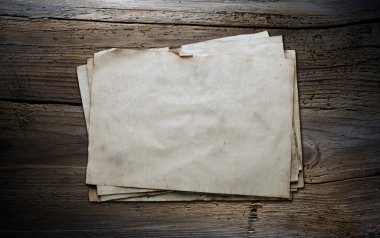 ahşap zemin üzerinde eski kağıtlar