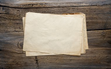 ahşap zemin üzerinde eski kağıtlar