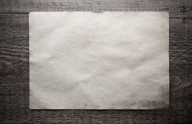 Kağıt ahşap zemin üzerinde