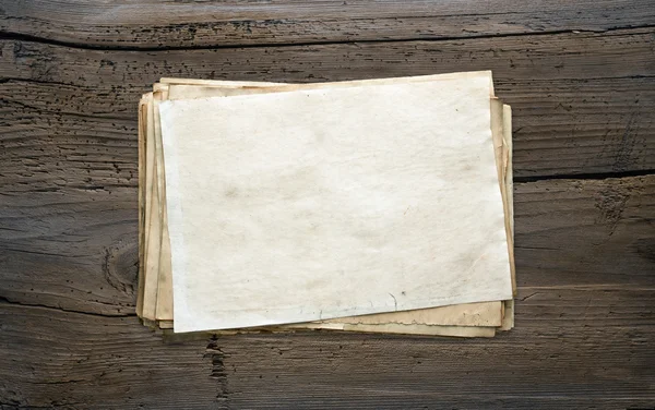 Старі папери на дерев'яному фоні — стокове фото