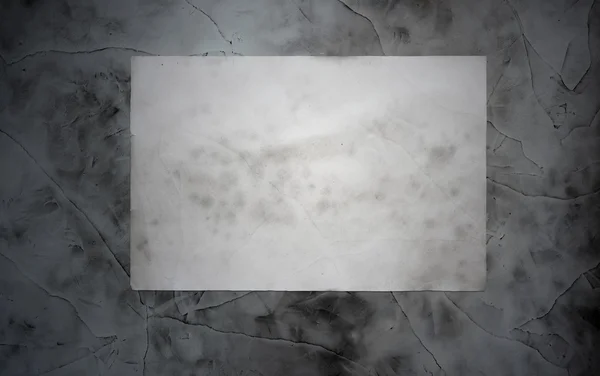 Бумага на грязной стене — стоковое фото