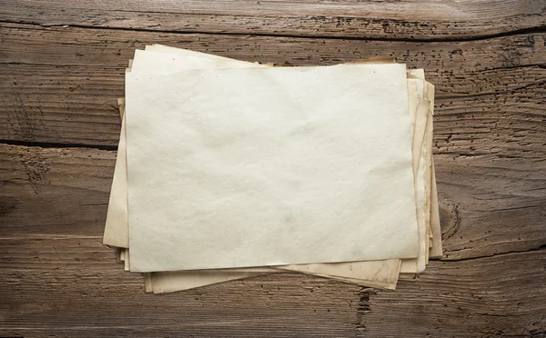 Ahşap zemin üzerinde eski kağıtlar — Stok fotoğraf