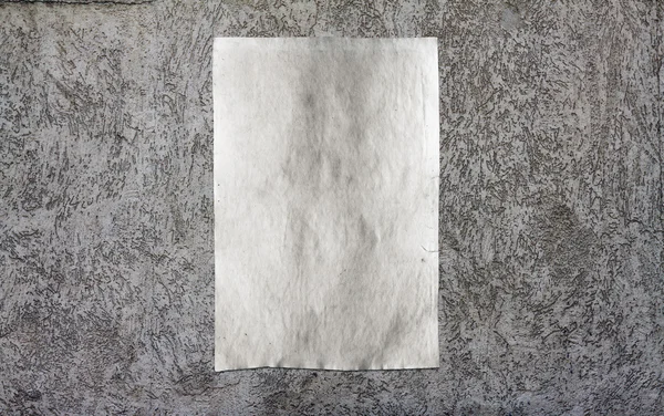 Бумага на грязной стене — стоковое фото