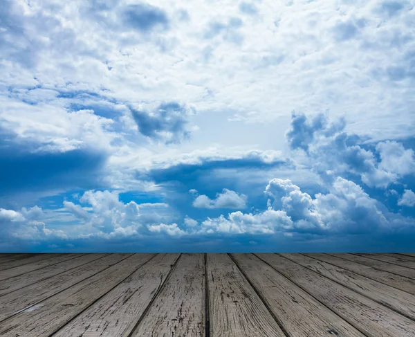 Sky és a fa padló — Stock Fotó