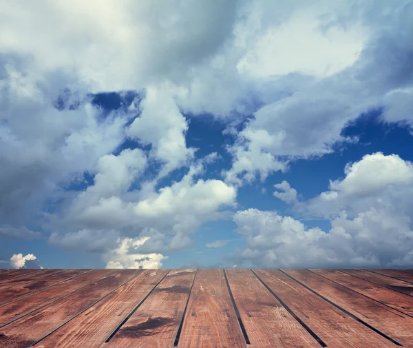 Himmel und Holzboden — Stockfoto