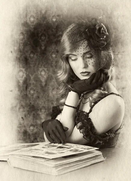 Woman looking in old photo album — Stock Photo, Image