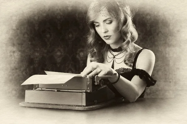 Mulher e máquina de escrever vintage — Fotografia de Stock