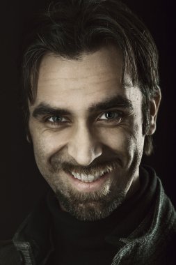 tehlikeli bir adam sırıtarak