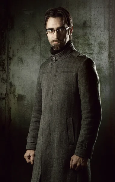 Homem bonito em casaco preto — Fotografia de Stock