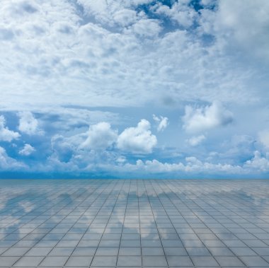 Mavi gökyüzü ve ayna zemin