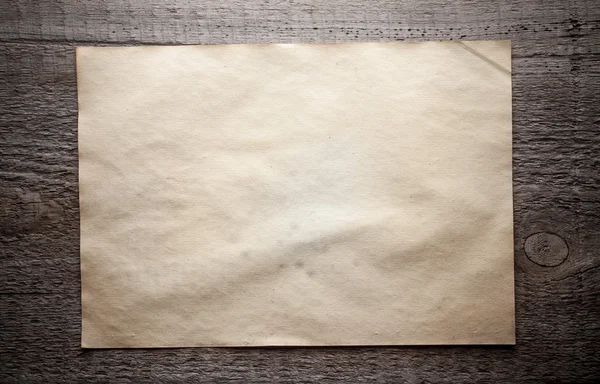 Χαρτί σε ξύλινα φόντο — Φωτογραφία Αρχείου
