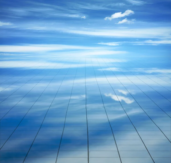 Cielo azul y piso de miror — Foto de Stock