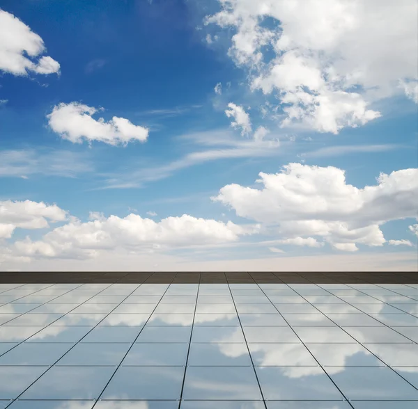 Cielo azul y piso de miror — Foto de Stock