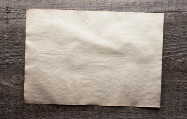 Kağıt ahşap zemin üzerinde