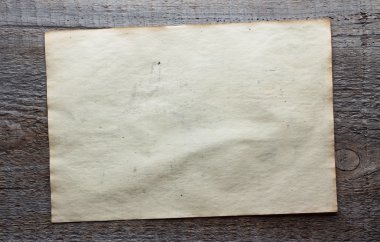 Kağıt ahşap zemin üzerinde