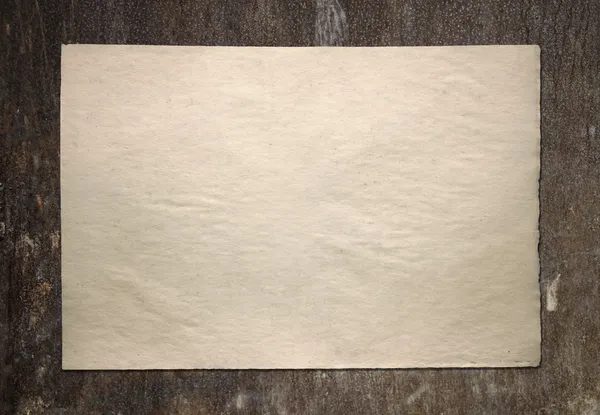 Старая бумага на металлической стене — стоковое фото