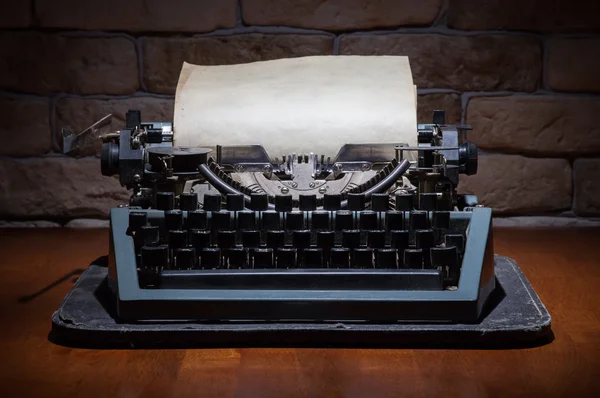 Пишущая машинка на столе — стоковое фото