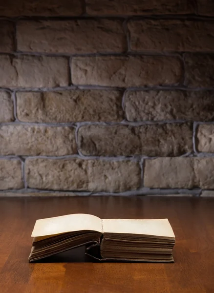 Buch auf Holztisch — Stockfoto