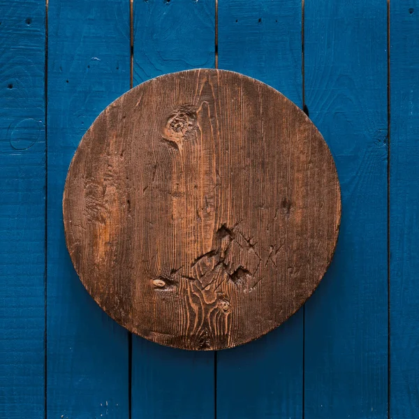 Empty Grunge Circle Wooden Plate Old Table Blue Background — Stock Photo, Image