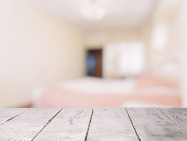 Yatak odasındaki beyaz tahta masa.