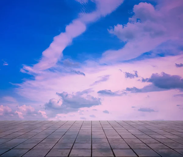 Pembe Bulutlar Mavi Gökyüzü Gri Zemin Neon Dramatik Arkaplan — Stok fotoğraf