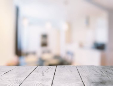 Oturma odasındaki beyaz ahşap masa.