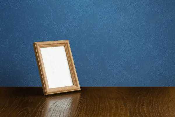 Houten Fotolijstje Tafel Blauwe Wand — Stockfoto