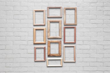 Beyaz tuğla duvar eski fotoğraf çerçeveleri