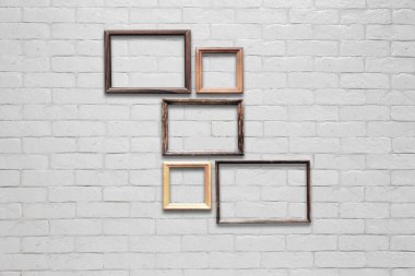 Beyaz tuğla duvar eski fotoğraf çerçeveleri