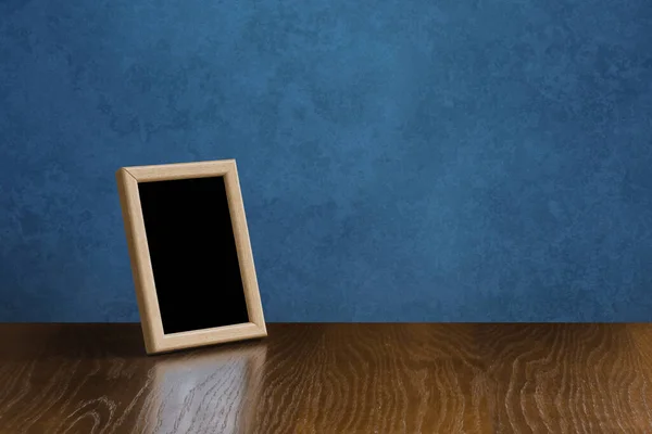 Houten Fotolijstje Tafel Blauwe Wand — Stockfoto