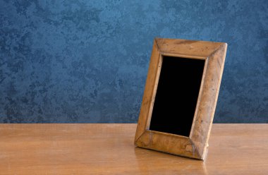 Masada ahşap fotoğraf çerçevesi, mavi duvar.