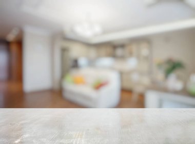 Oturma odasındaki beyaz ahşap masa.