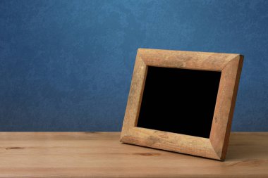 Masada ahşap fotoğraf çerçevesi, mavi duvar.