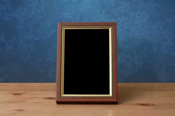 Houten Fotolijstje Tafel Blauwe Wand — Stockfoto