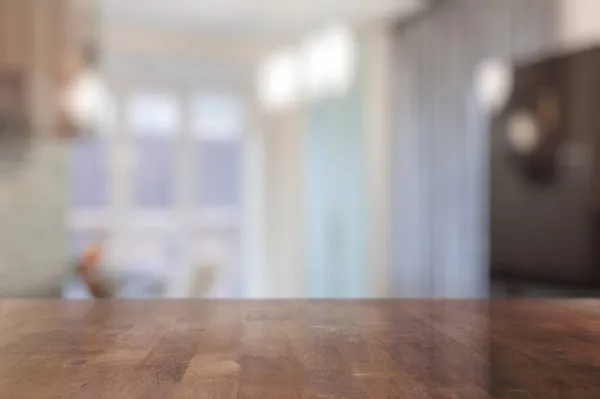 Bruine Houten Tafel Kamer Met Grote Ramen — Stockfoto