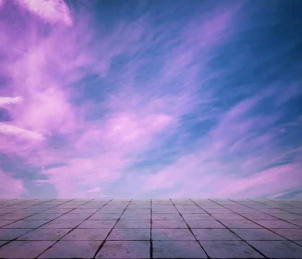 Nuvole Rosa Cielo Blu Pavimento Grigio Sfondo Drammatico Neon — Foto Stock