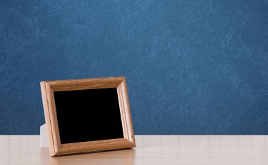 Masada ahşap fotoğraf çerçevesi, mavi duvar.