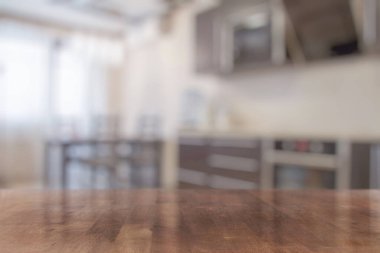 Mutfaktaki kahverengi tahta masa.