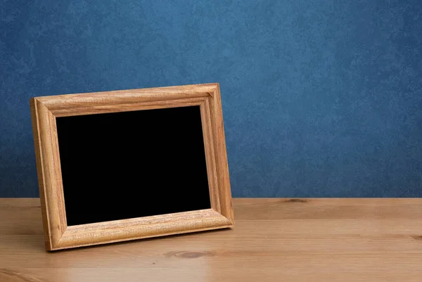 Houten Fotolijstje Tafel Blauwe Wand — Stockfoto