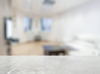 Oturma odasındaki beyaz ahşap masa.