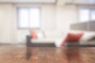 Kahverengi ahşap masa oturma odasında.