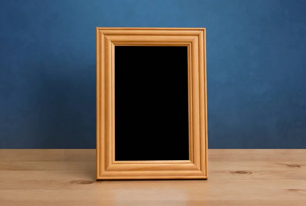 Houten Fotolijstje Tafel Blauwe Wand — Stockfoto