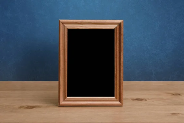 Houten Fotolijstje Tafel Blauwe Wand — Stockfoto