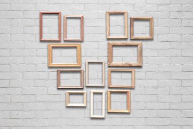 Beyaz tuğla duvar eski fotoğraf çerçeveleri
